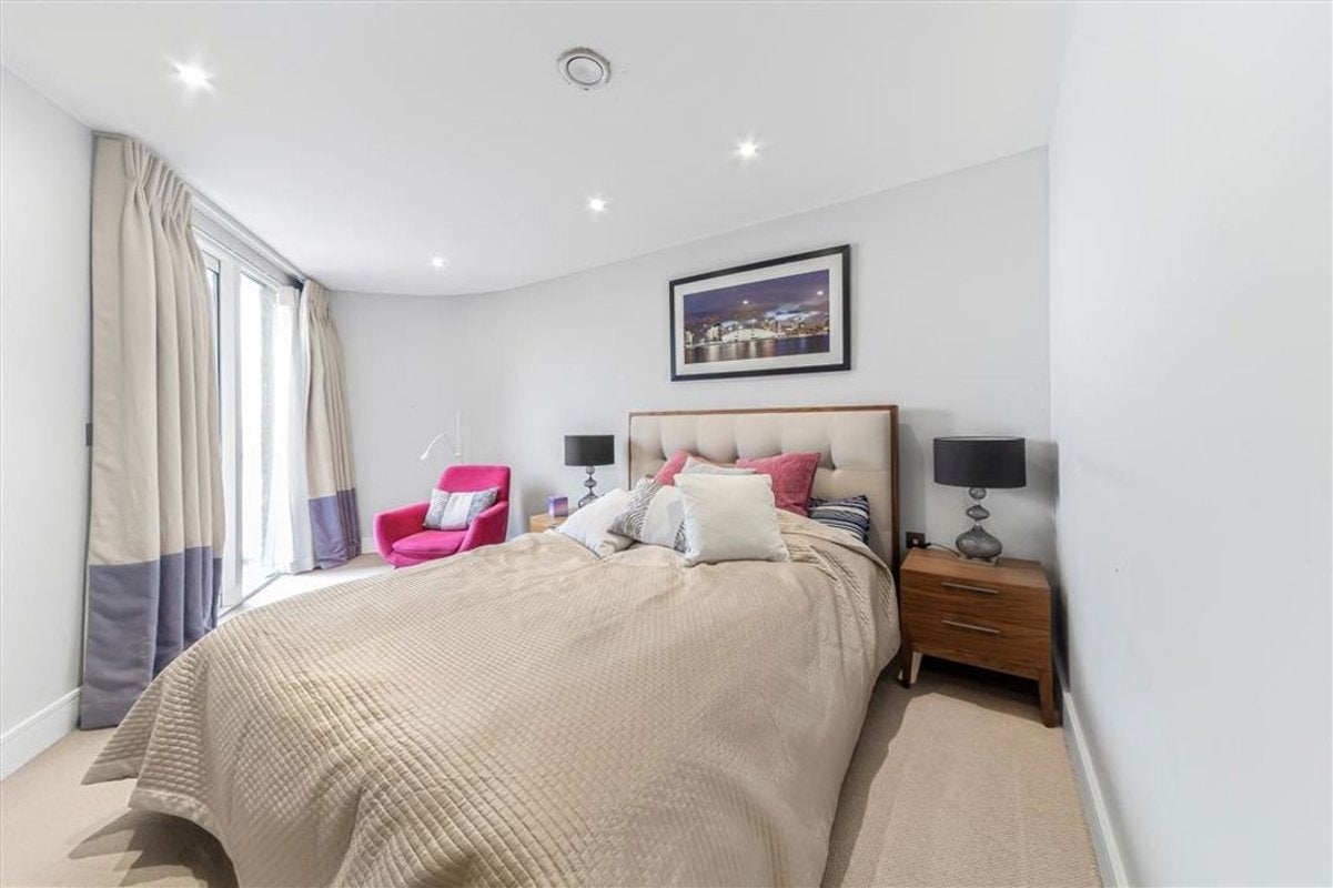 Flat Wapping High Street in Greater London