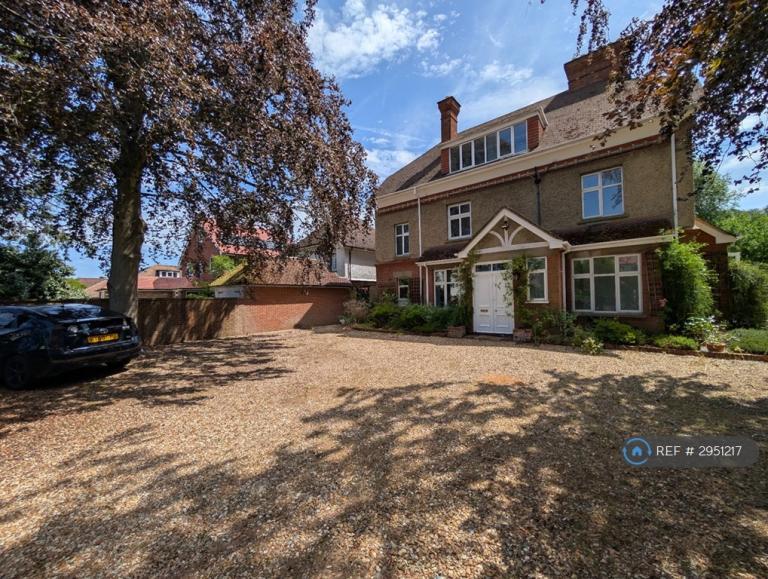 House The Avenue in Brookside