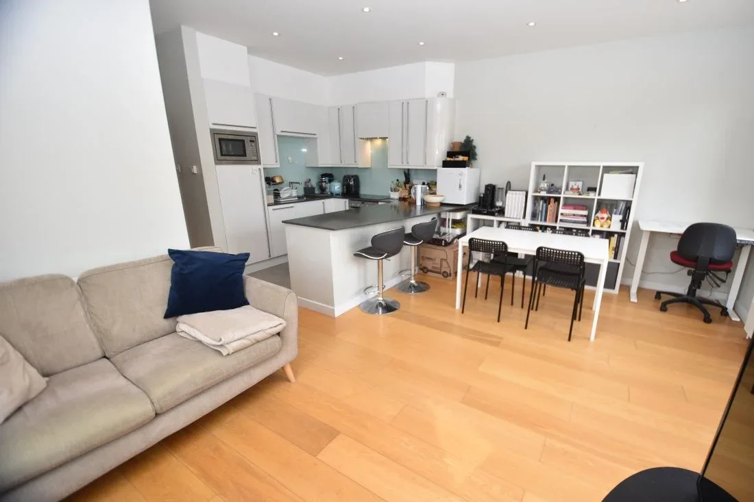 Flat Ashbourne Grove in Greater London