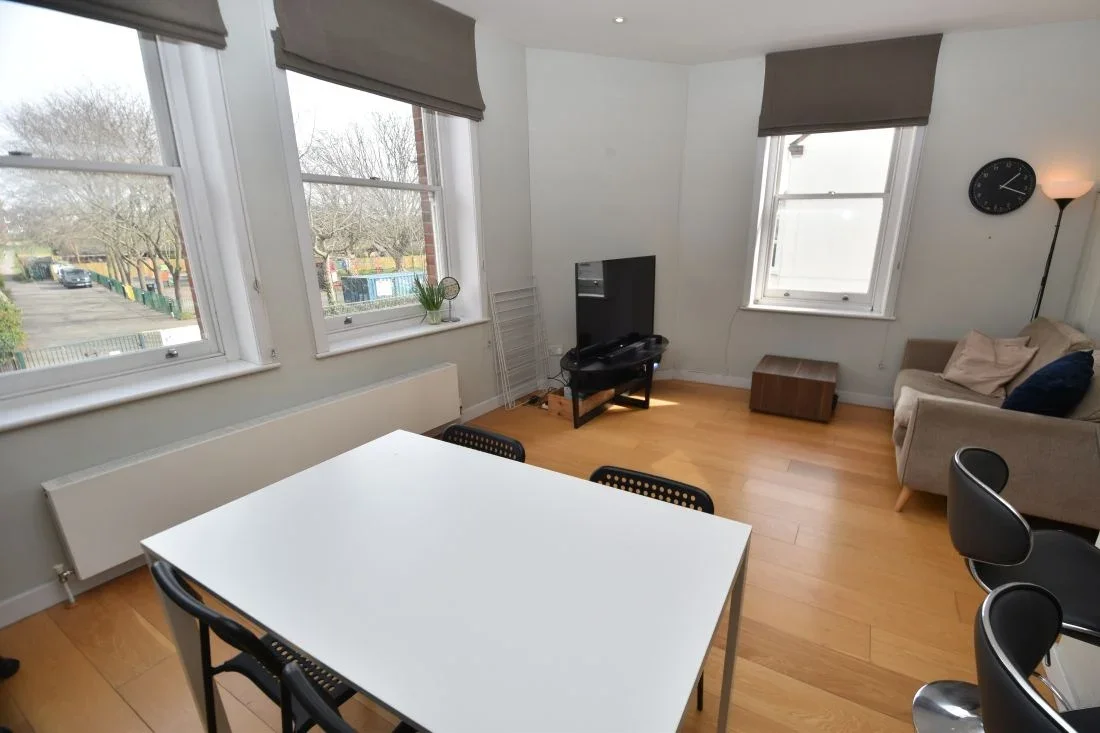 Flat Ashbourne Grove in Greater London