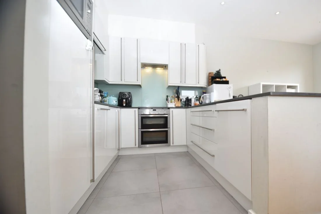 Flat Ashbourne Grove in Greater London