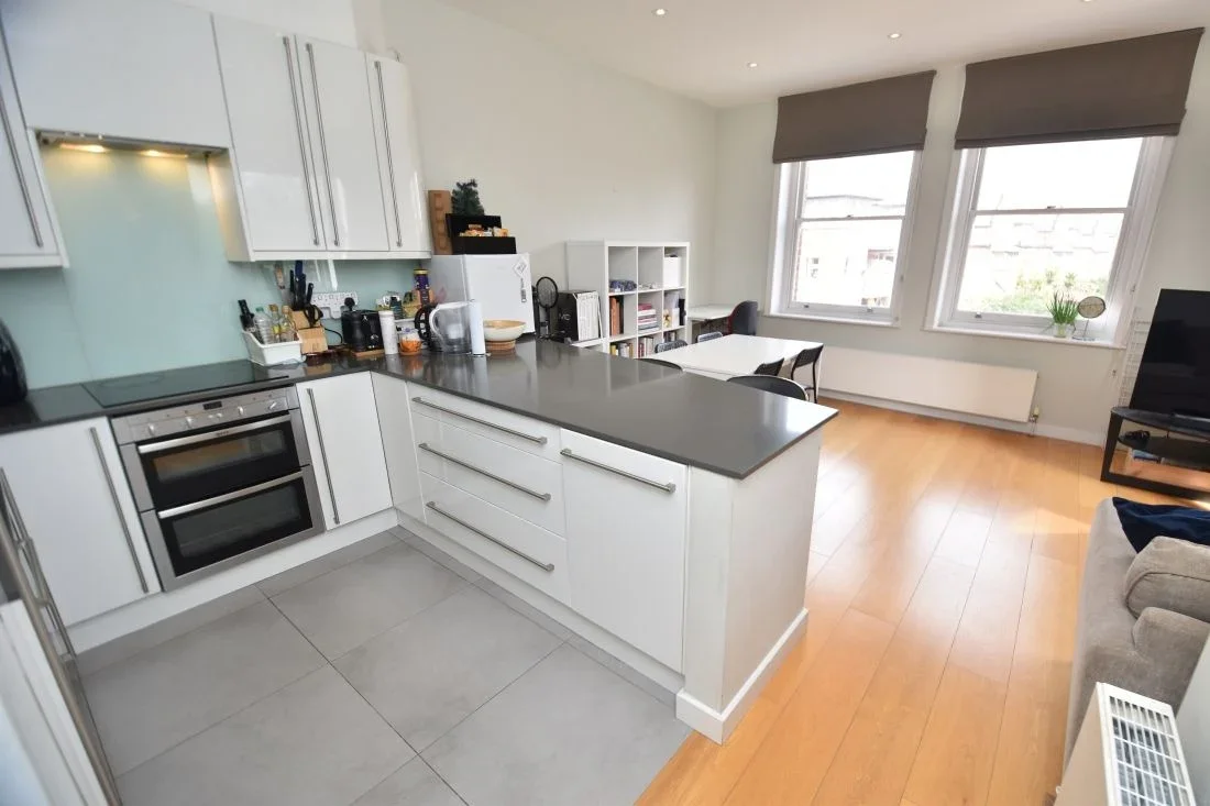 Flat Ashbourne Grove in Greater London