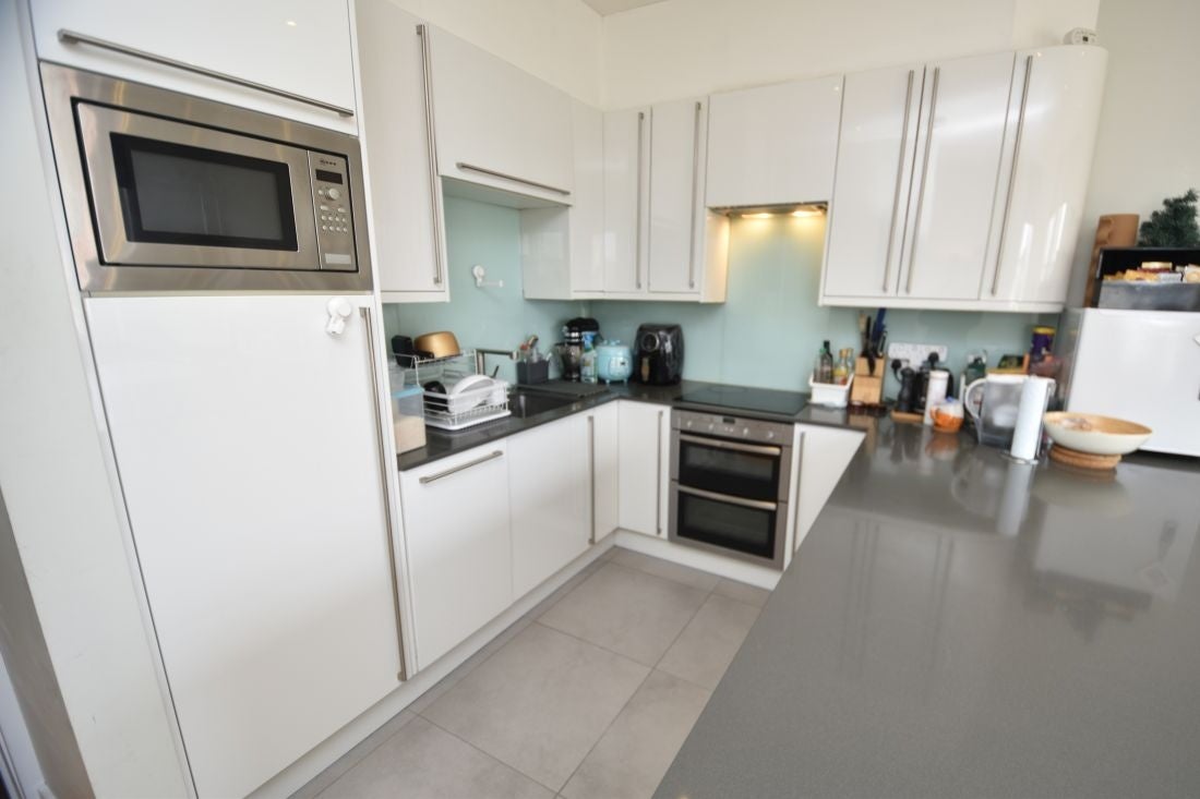 Flat Ashbourne Grove in Greater London