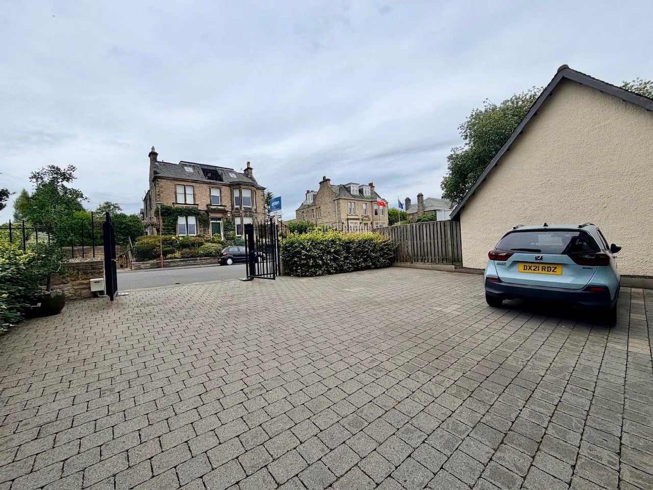 Flat Kinnear Road in City of Edinburgh