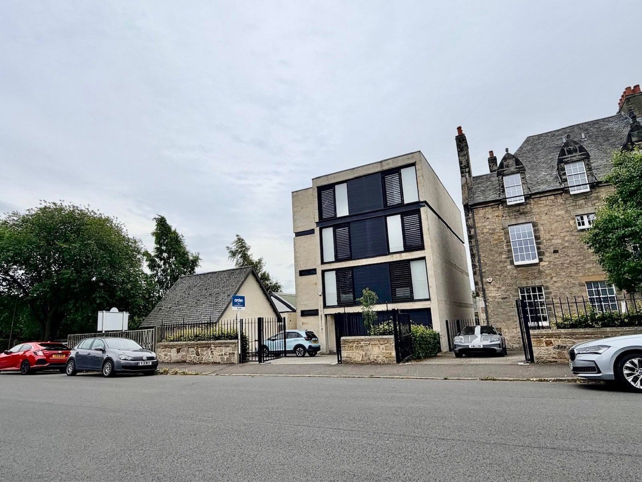 Flat Kinnear Road in City of Edinburgh