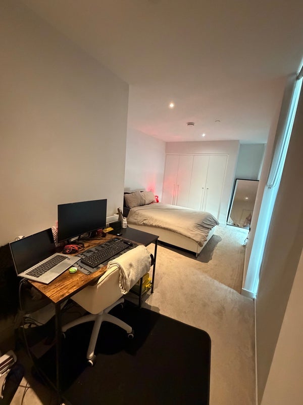Room Royal Crest Avenue in Greater London