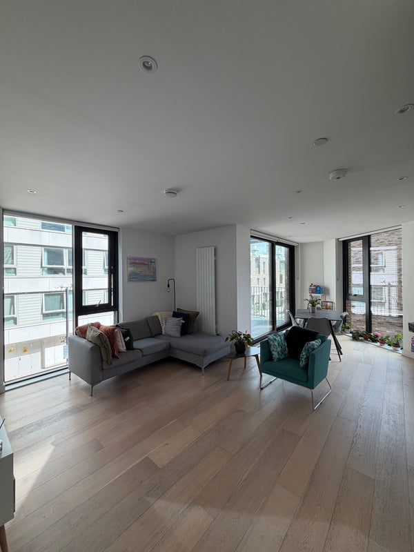 Room Royal Crest Avenue in Greater London
