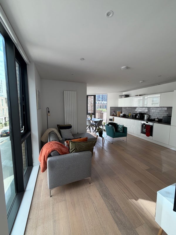 Room Royal Crest Avenue in Greater London