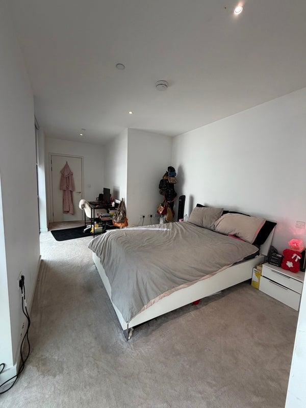 Room Royal Crest Avenue in Greater London