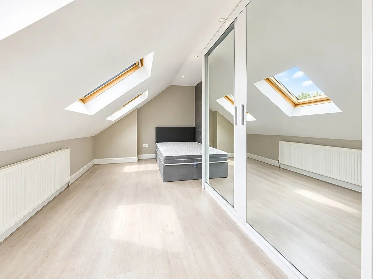 Flat Garratt Terrace in Greater London
