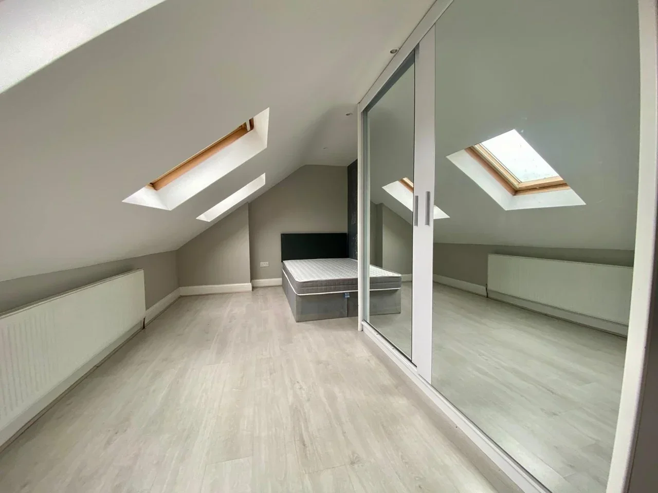 Flat Garratt Terrace in Greater London