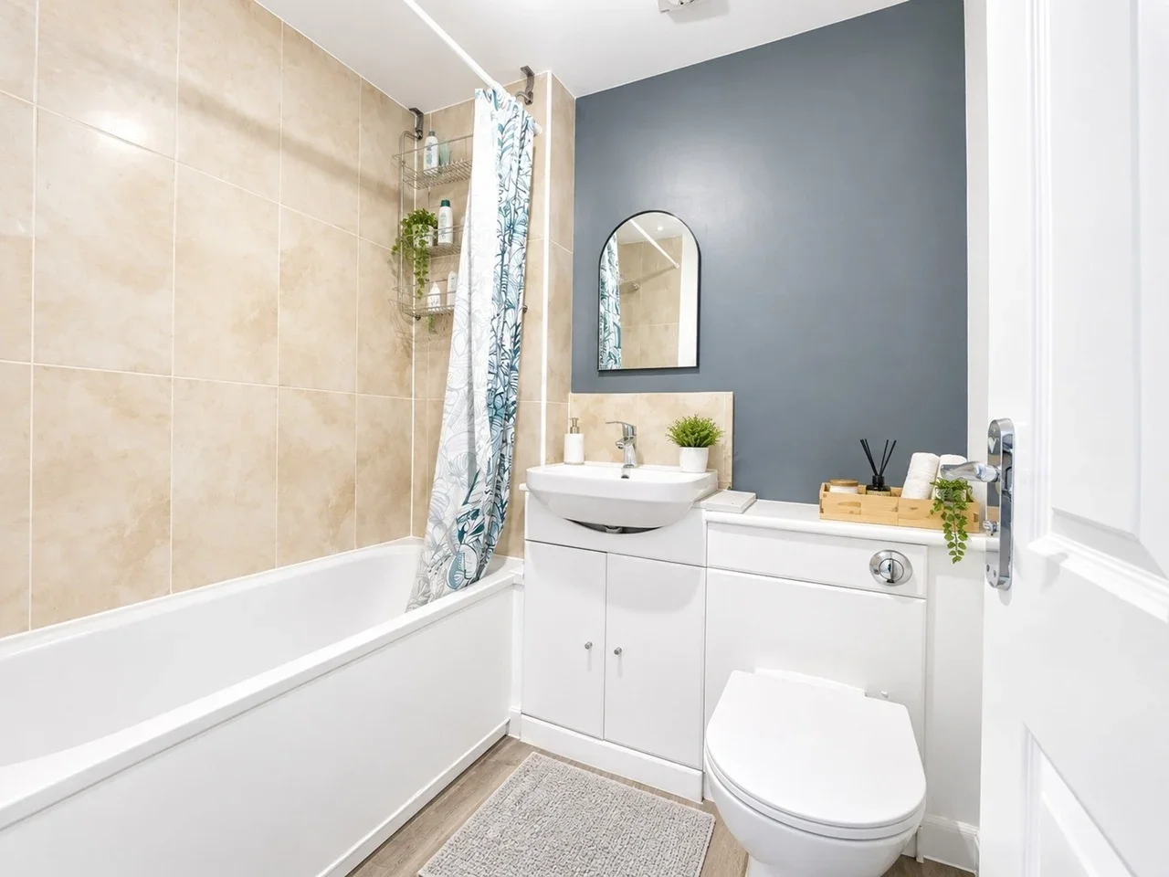 Flat Garratt Terrace in Greater London