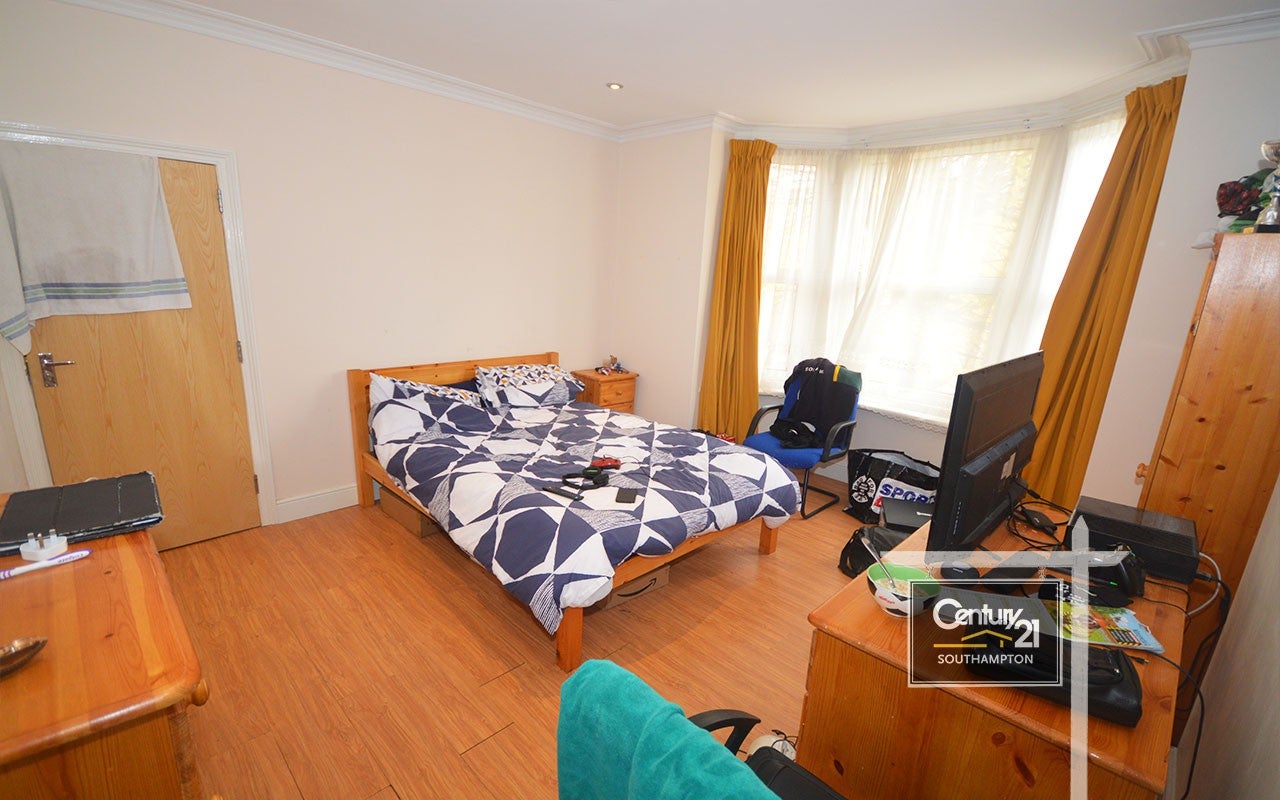 Flat Cranbury Avenue in Southampton