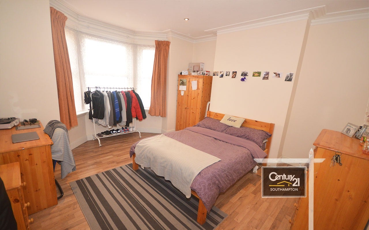Flat Cranbury Avenue in Southampton