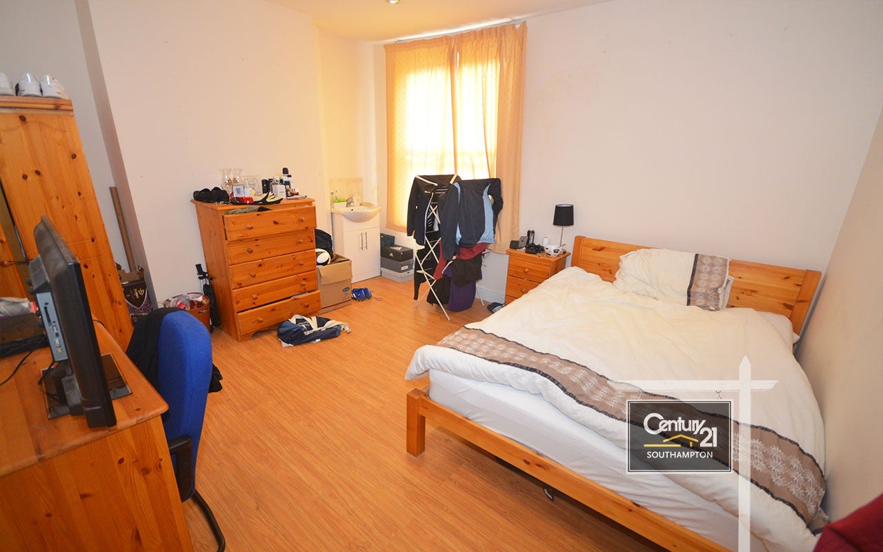 Flat Cranbury Avenue in Southampton