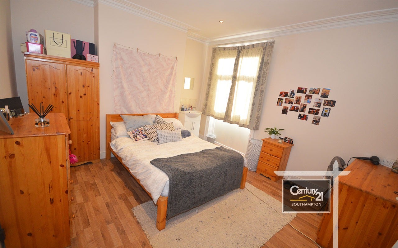 Flat Cranbury Avenue in Southampton