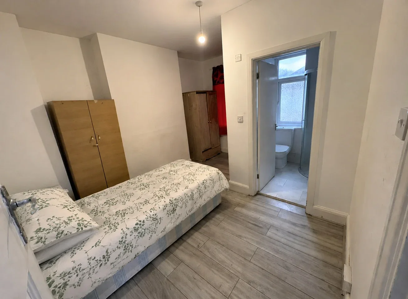 Flat Pinner Green in Greater London