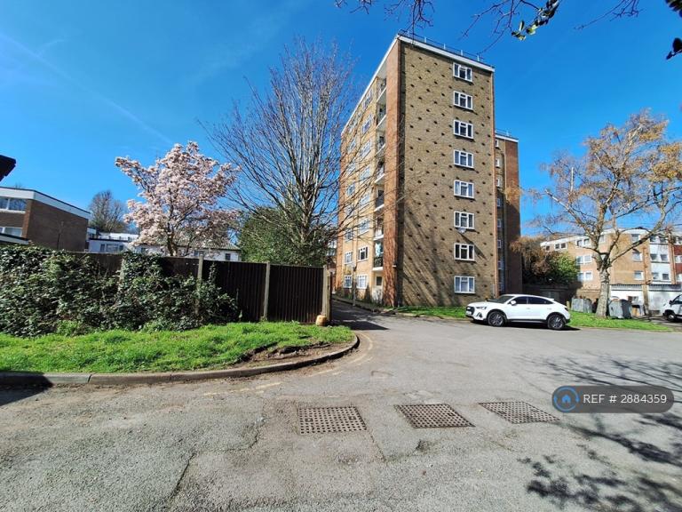 Flat Violet Lane in Greater London