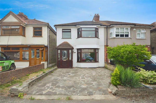 House Wayside Avenue in London