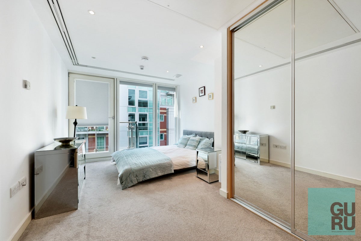 Flat Albert Embankment in Greater London