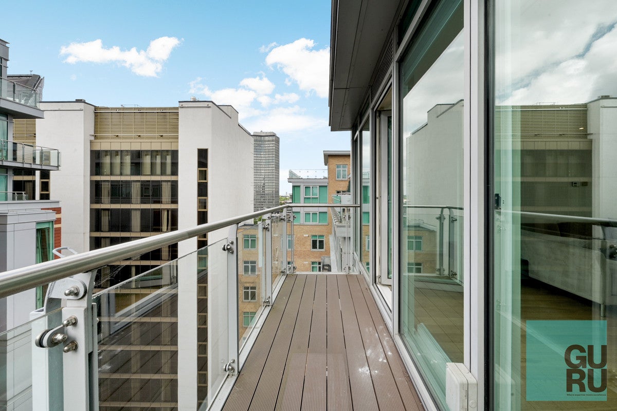Flat Albert Embankment in Greater London