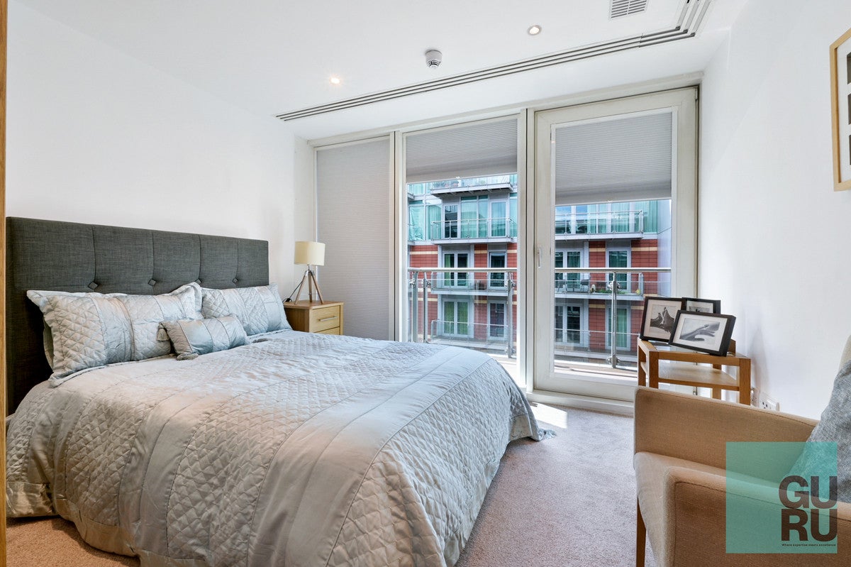Flat Albert Embankment in Greater London