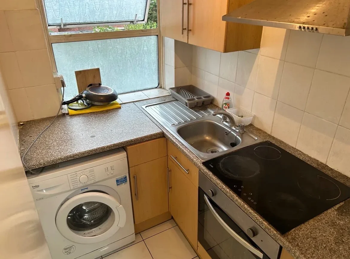 Flat Mitchell Road in Greater London