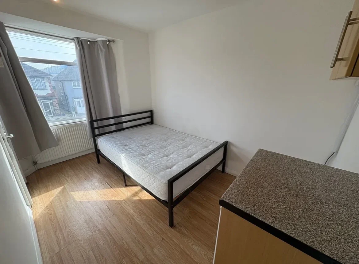 Flat Mitchell Road in Greater London