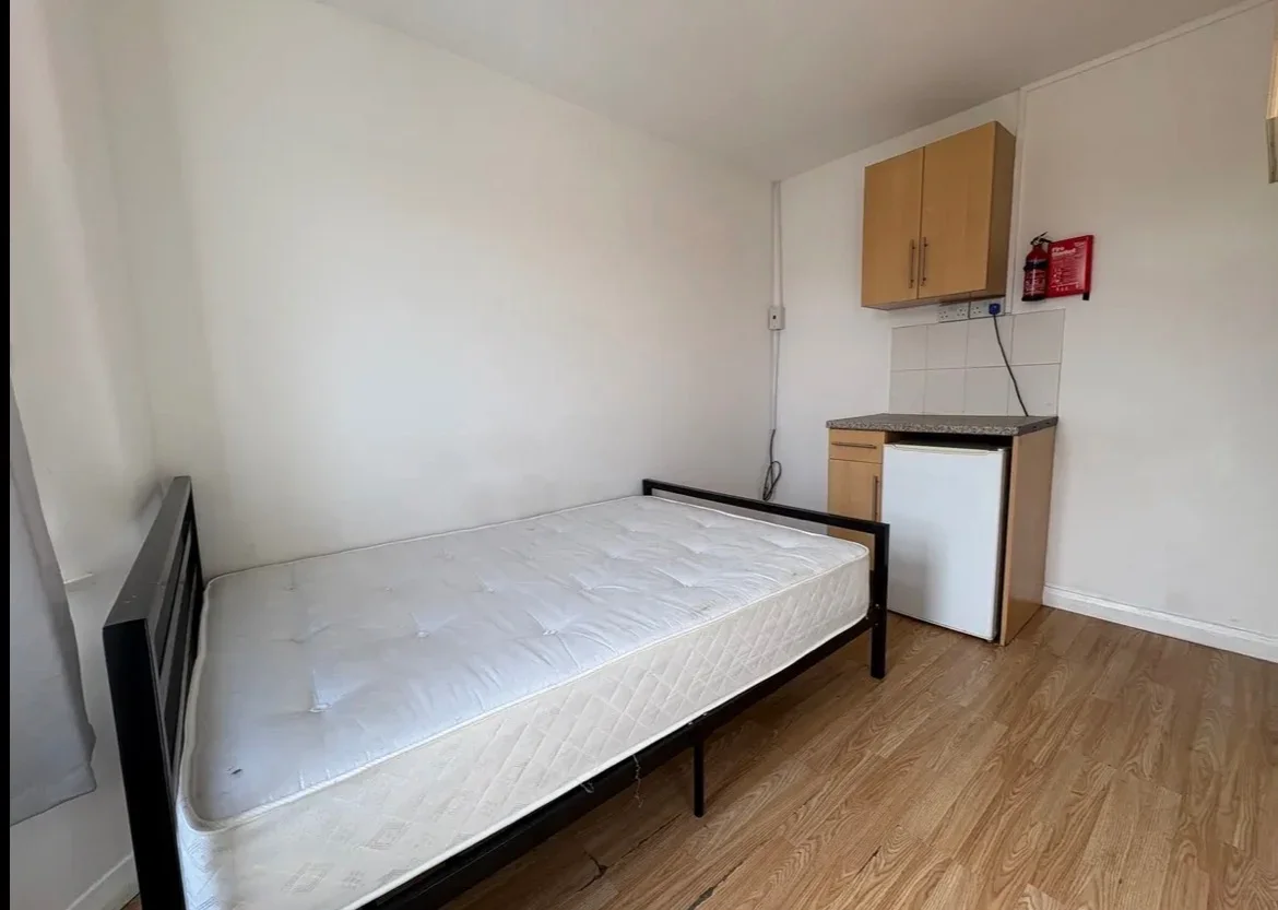 Flat Mitchell Road in Greater London