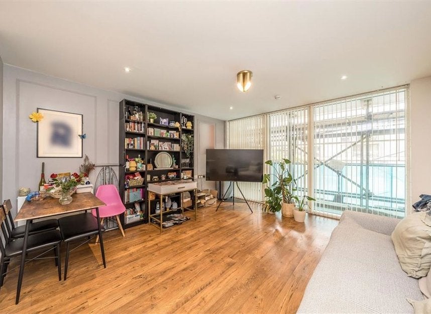 Flat Banning Street in Greater London