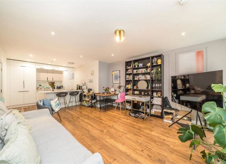 Flat Banning Street in Greater London
