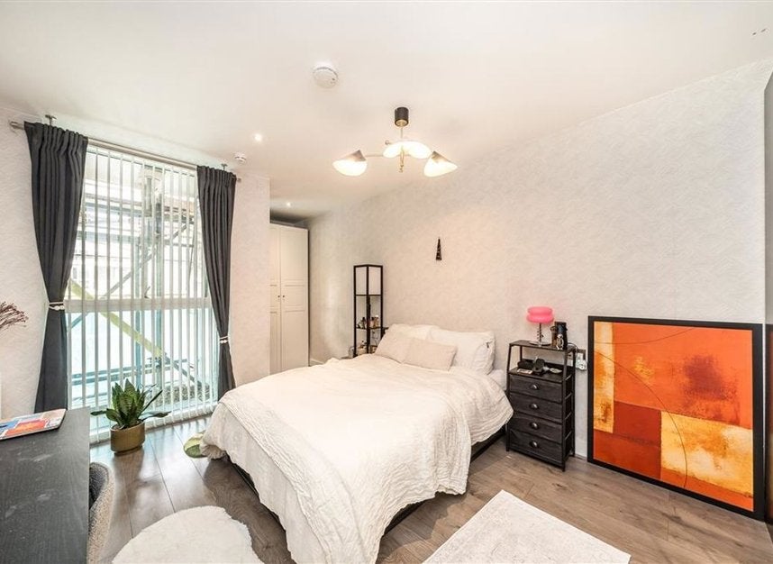 Flat Banning Street in Greater London