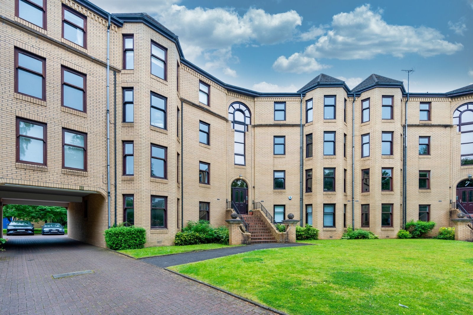 Flat Hughenden Gardens in Glasgow