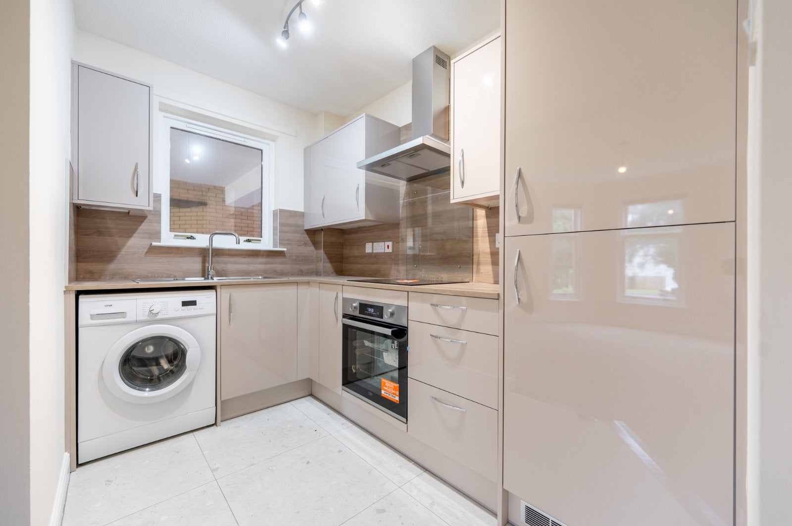 Flat Hughenden Gardens in Glasgow