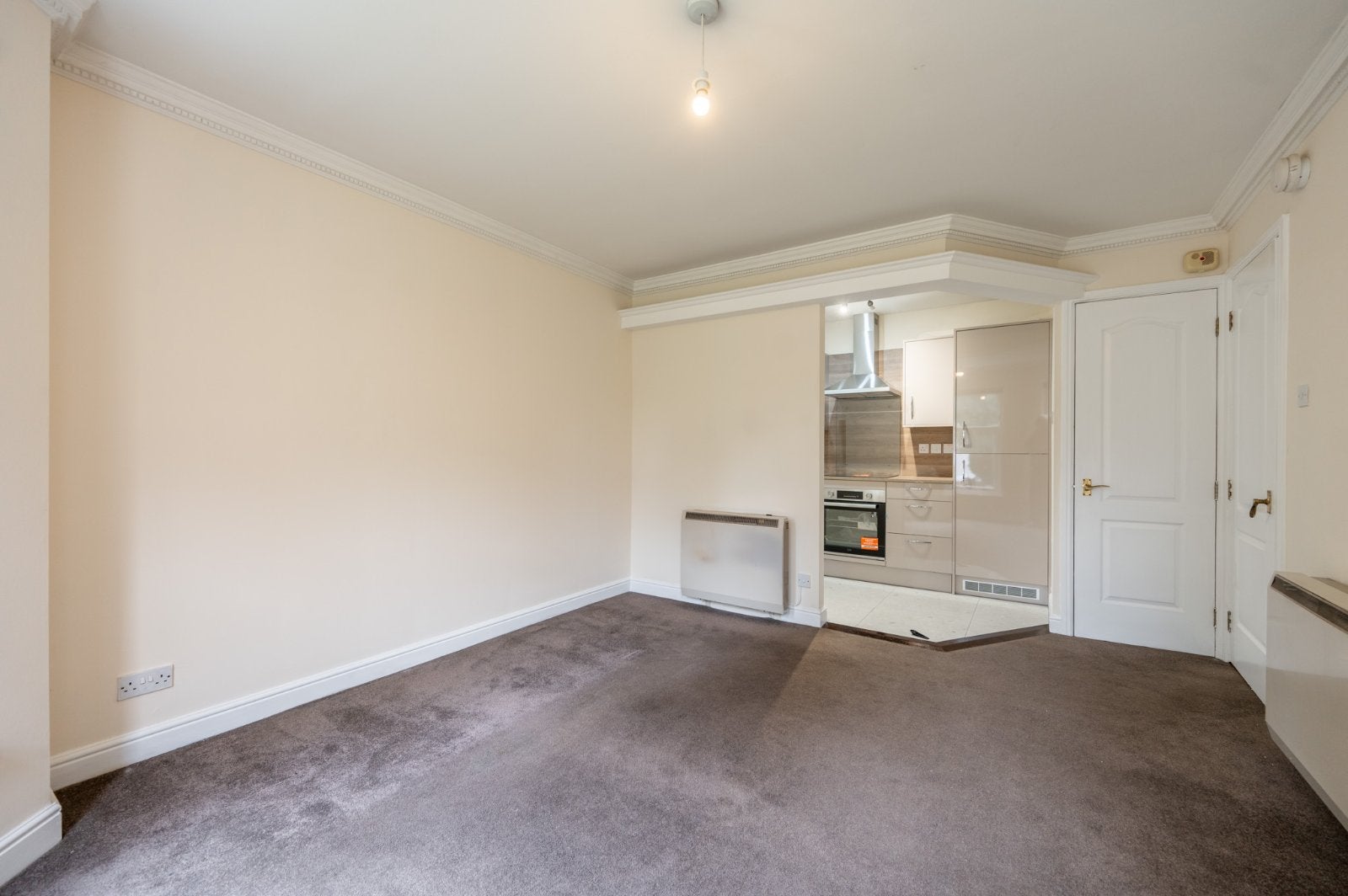 Flat Hughenden Gardens in Glasgow