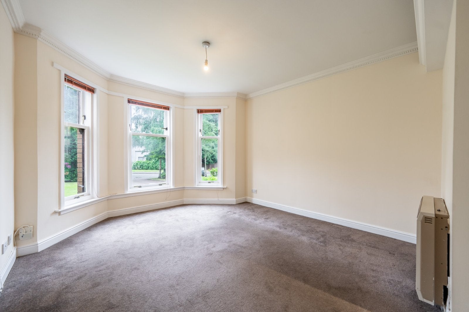 Flat Hughenden Gardens in Glasgow