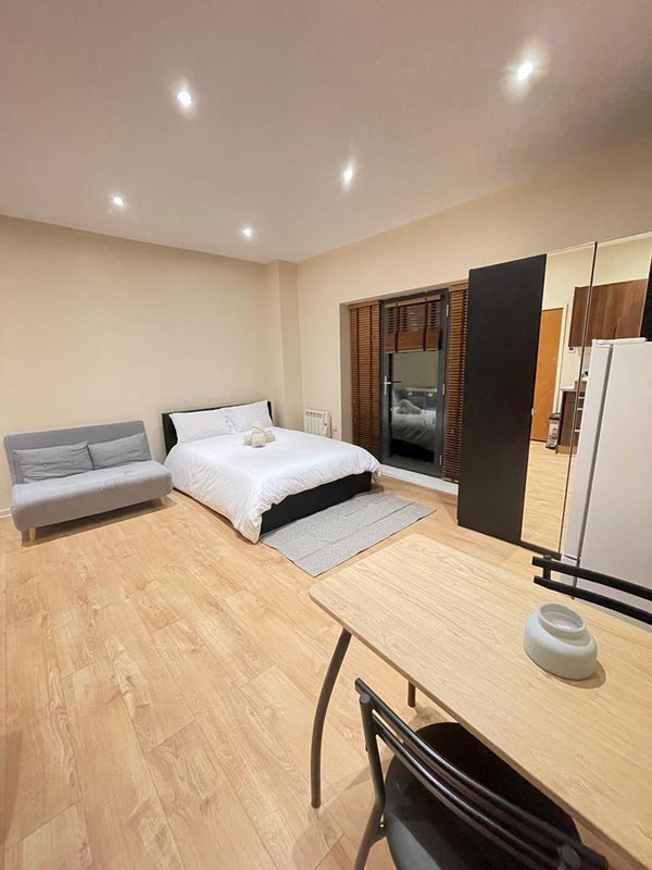 Flat Ferndale Road in London