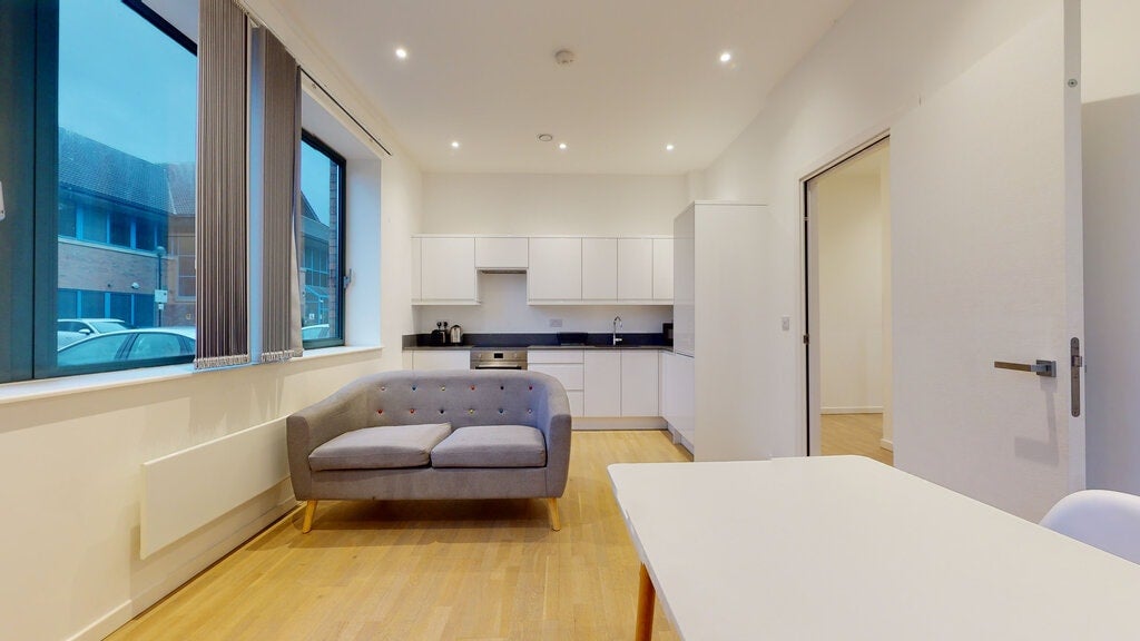 Flat Riverbank Way in Greater London