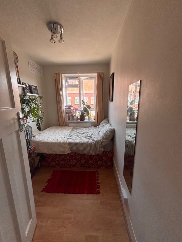 Room White's Square in Greater London