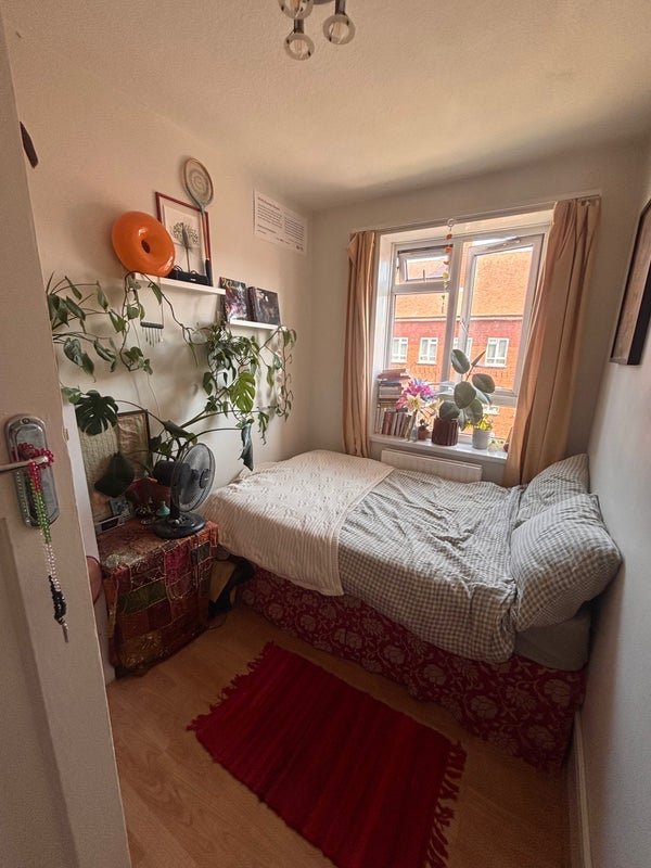 Room White's Square in Greater London