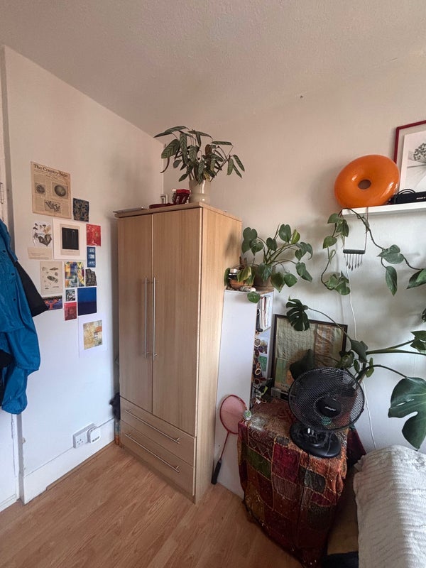 Room White's Square in Greater London