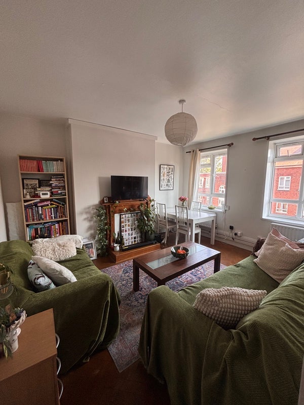 Room White's Square in Greater London