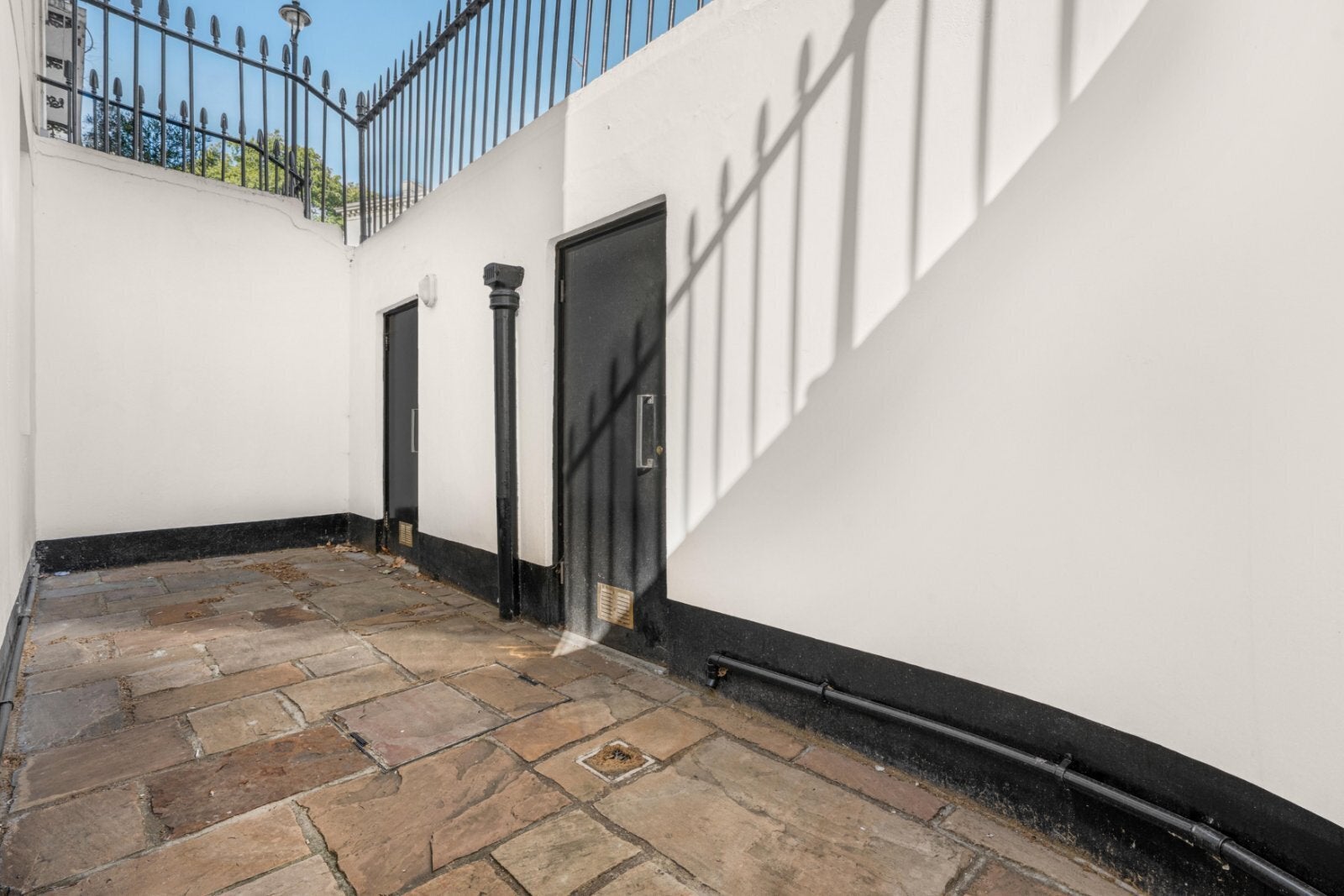 Flat West Mews in City of Westminster