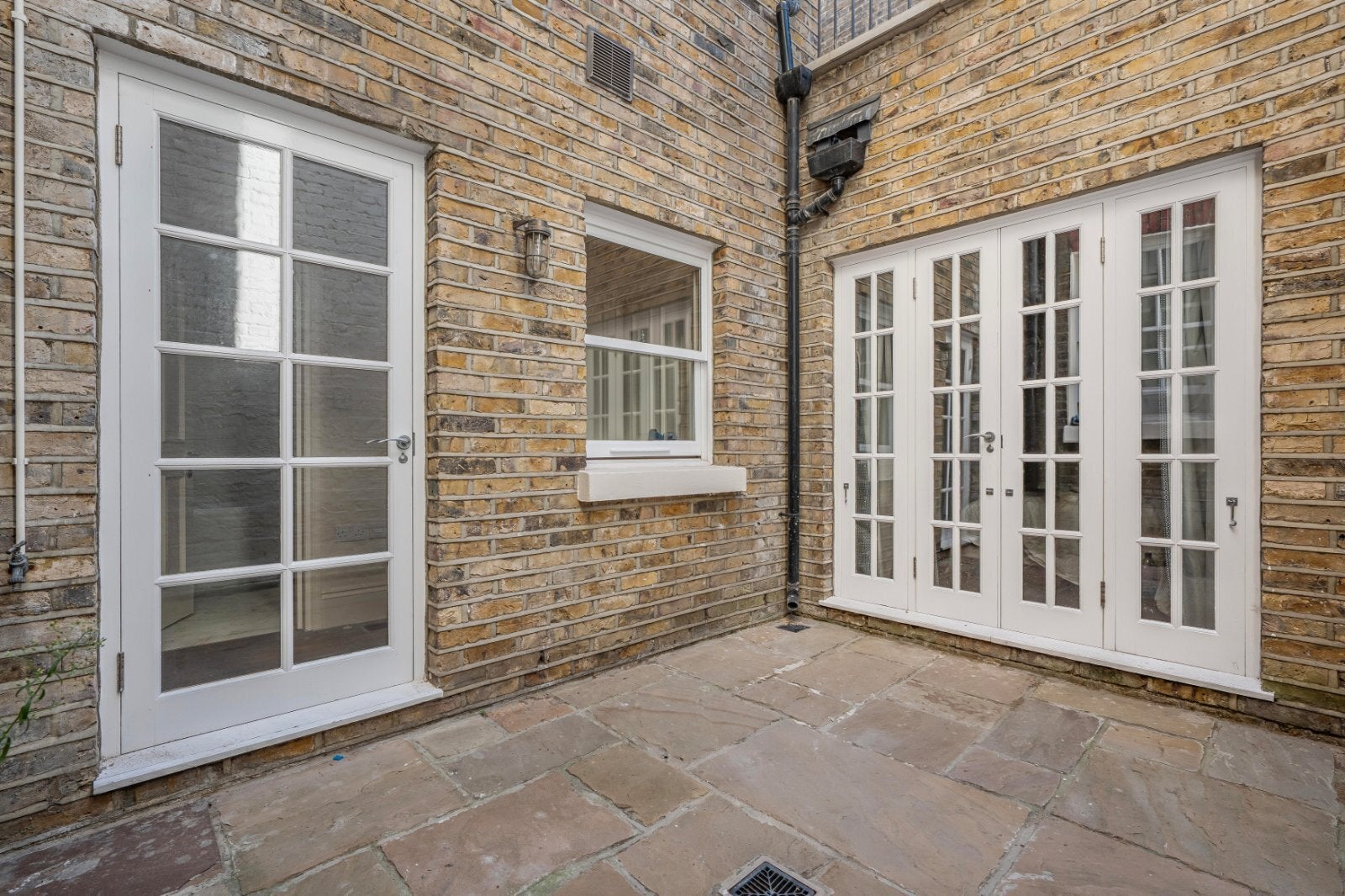 Flat West Mews in City of Westminster