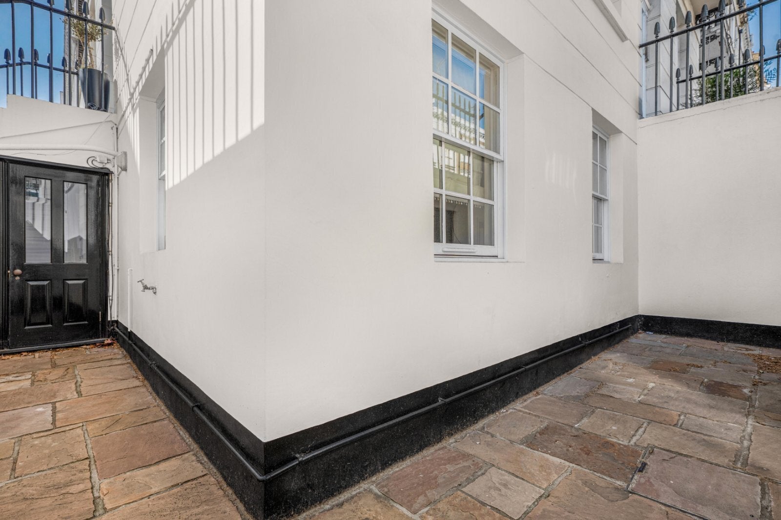 Flat West Mews in City of Westminster