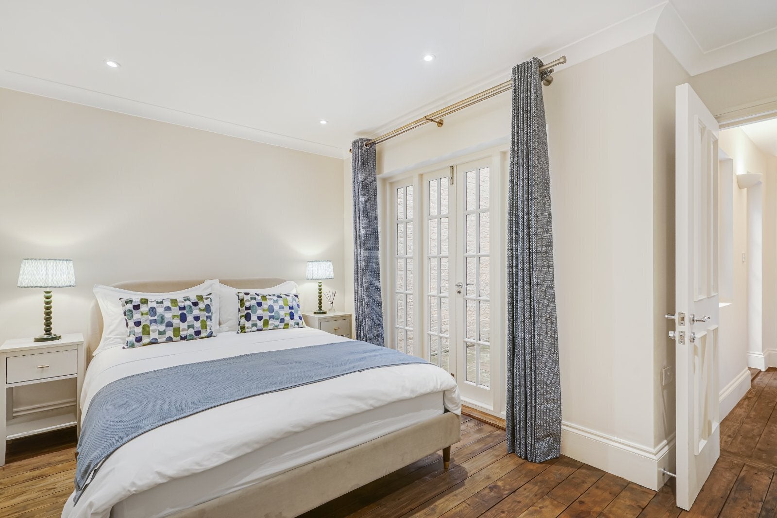 Flat West Mews in City of Westminster