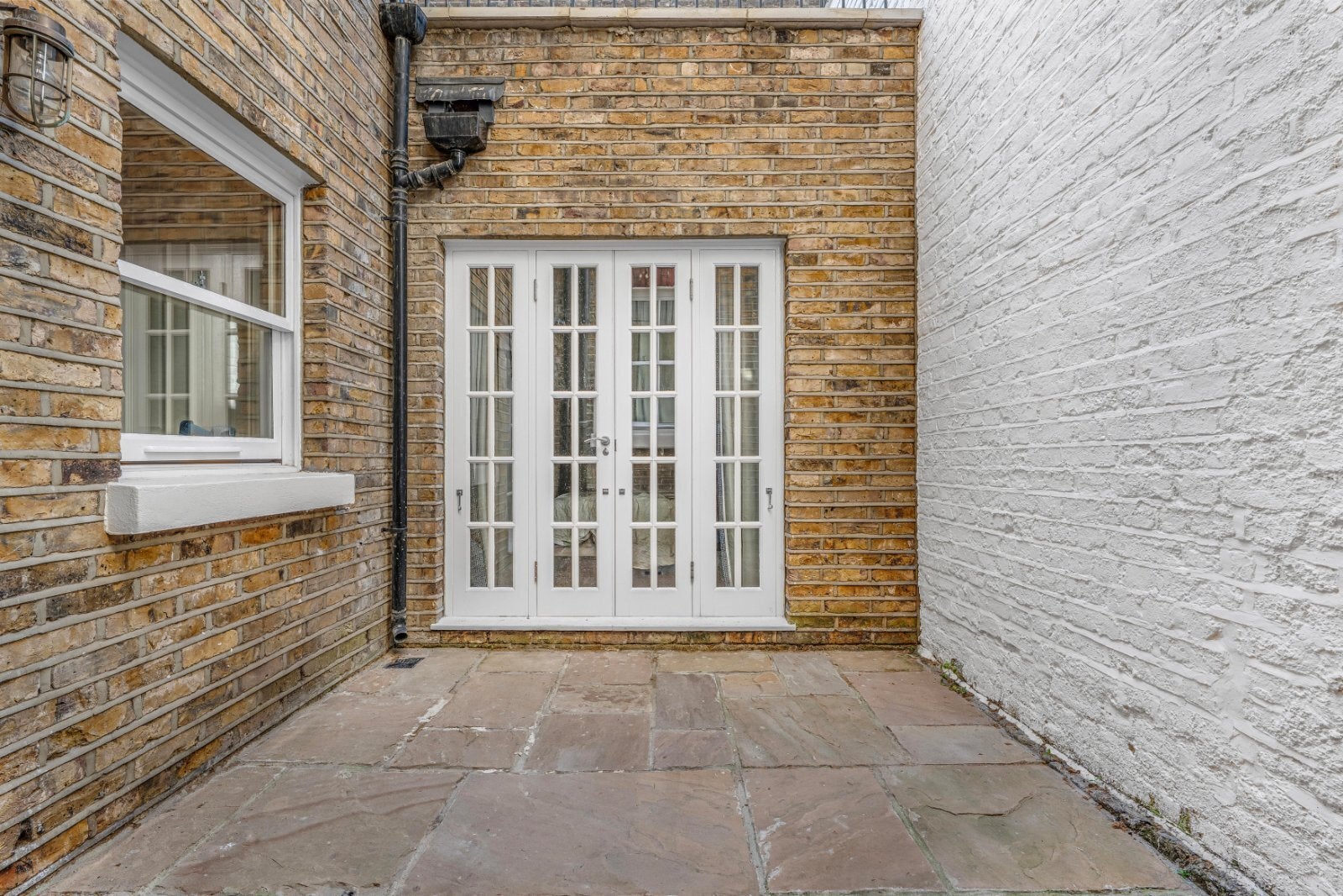 Flat West Mews in City of Westminster