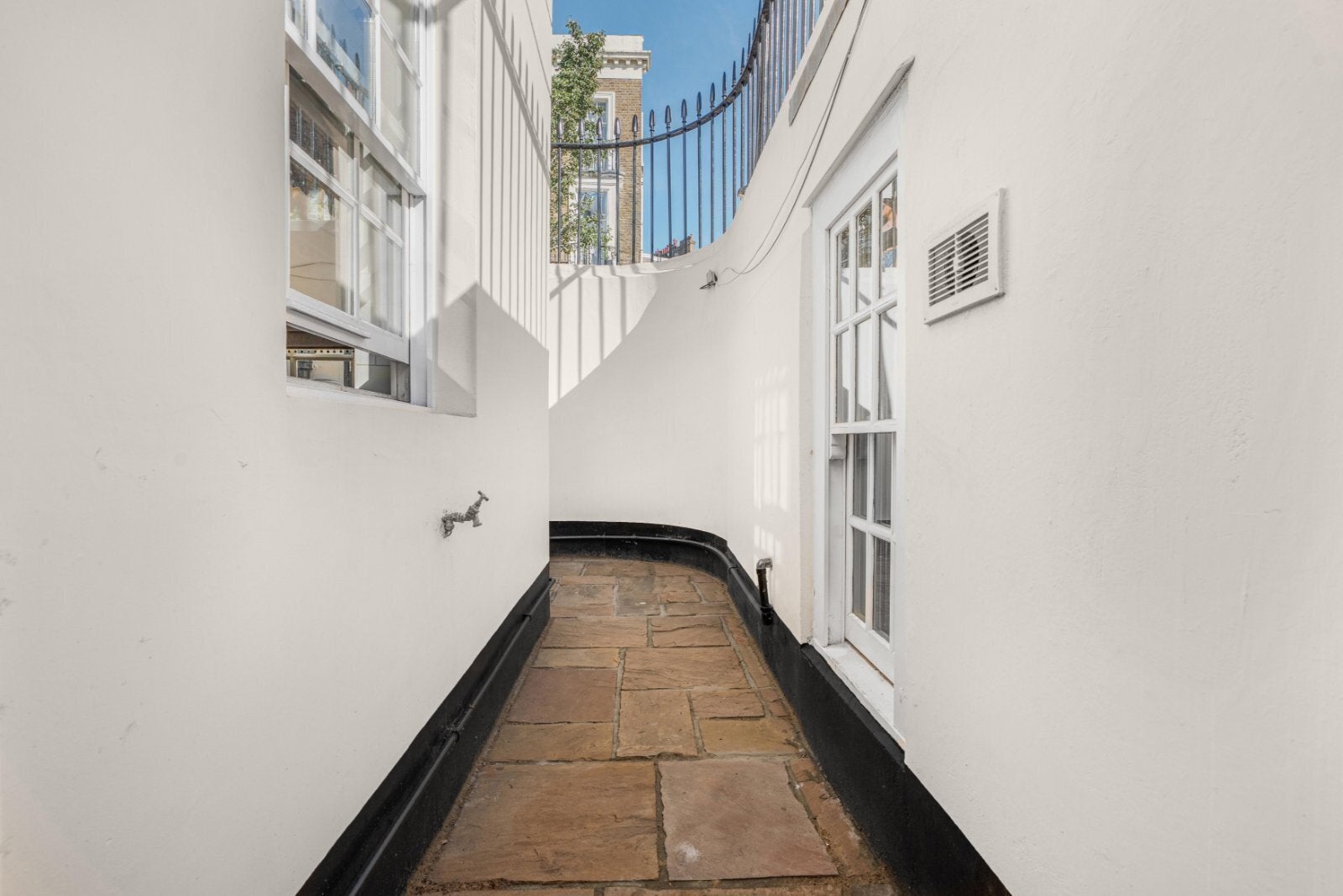 Flat West Mews in City of Westminster