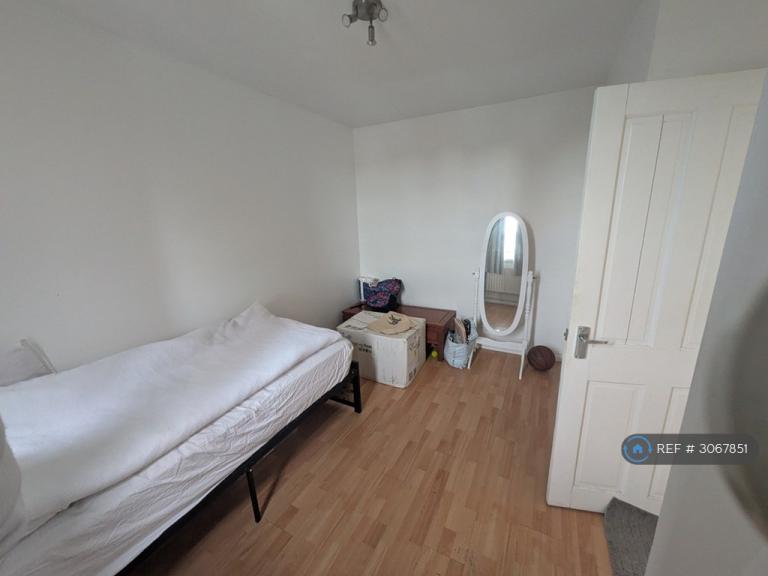 Flat Martin Way in Greater London