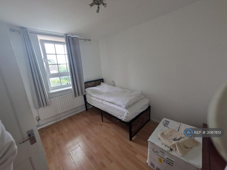 Flat Martin Way in Greater London